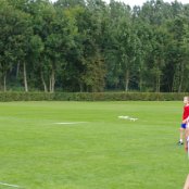 Als je goed kijkt zie je de bal :-)